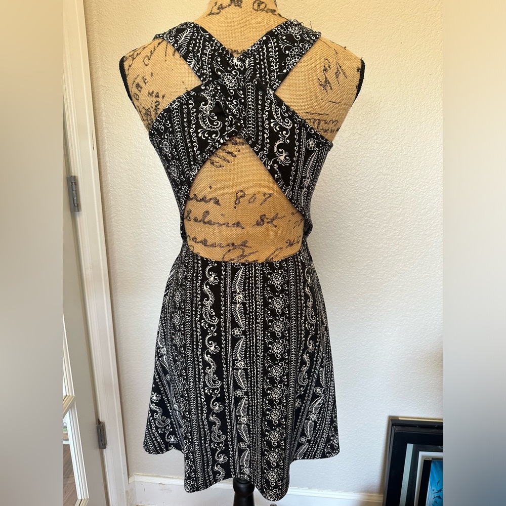 EUC - Open cross back beachy dress.